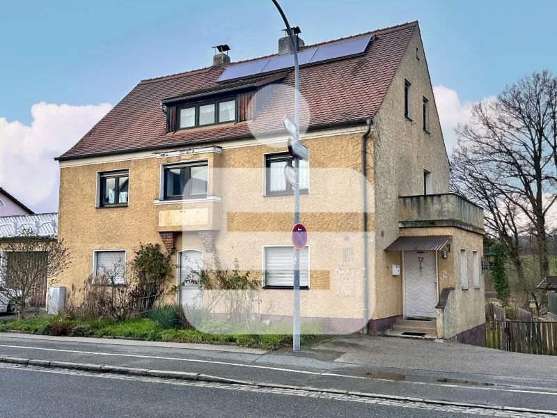 Außenansicht - Haus kaufen in Schnaittenbach - Mehrgenerationenhaus mit drei Wohneinheiten und großem Grundstück in Schnaittenbach!