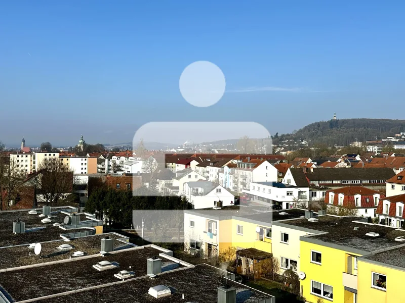 Ausblick vom Balkon - Wohnung kaufen in Amberg - Dieses Panorama wird Sie täglich aufs Neue begeistern! 3,5-Zi.-Etagenwohnung mit Aufzug in Amberg