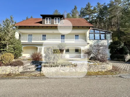 Außenansicht - Haus kaufen in Schmidmühlen - Familien-Wohntraum in idyllischer Waldrandlage! Einfamilienhaus in Schmidmühlen