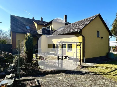 Außenansicht - Haus kaufen in Amberg - Wohnen mit Garten am Stadtrand! Einfamilienhaus zum Selbstverwirklichen in Amberg/ Ammersricht