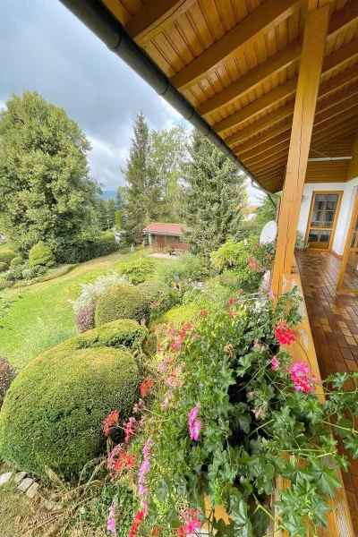 Blick vom Balkon in den Garten