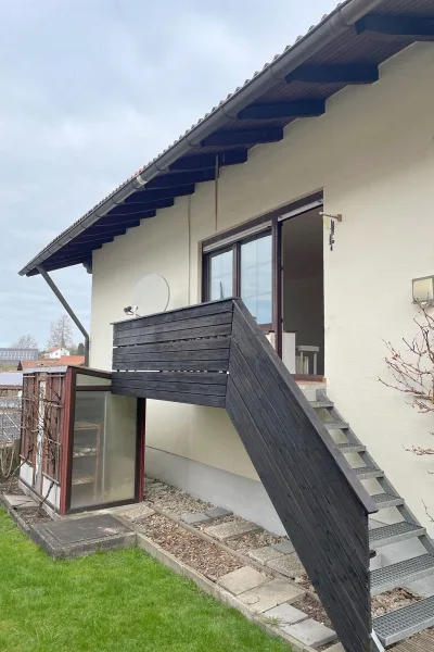 Treppe von der Wohnung zu Terrasse und Garten