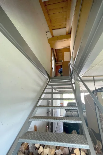 Garage - Treppe zum Dachraum