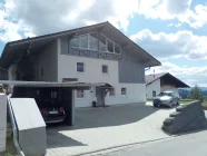 mit Carport und Parkplatz