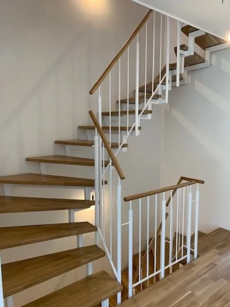 Stylische Stahltreppe Eiche