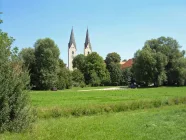 Kirchturm im Grünen