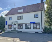 Vier Parkplätze vorm Haus