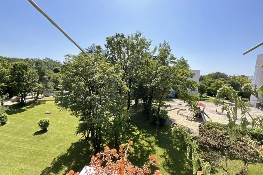 Blick vom Balkon - Wohnung kaufen in Putzbrunn - Sanierungsbedürftige 4-Zimmer-Staatsbedienstetenwohnung des Freistaats Bayern