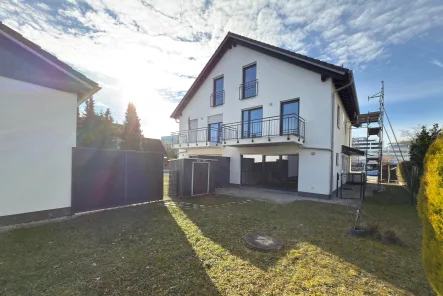 Gartenansicht - Haus kaufen in München - Mehrfamilienhaus mit Potenzial: 2 Einheiten frei, 2 vermietet!