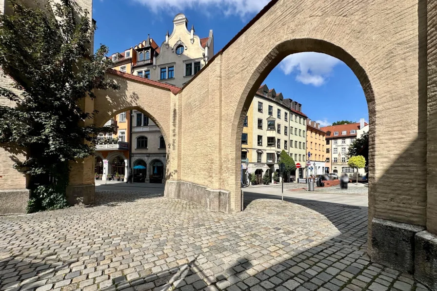 Blick durchs Tor - Wohnung kaufen in München - Moderner Luxus trifft auf Altstadtflair!