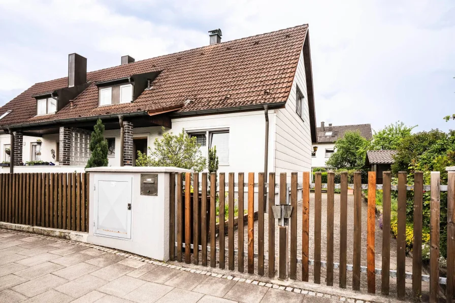 Hausansicht - Haus kaufen in Unterschleißheim - Schon diesen Sommer im eigenen Garten!