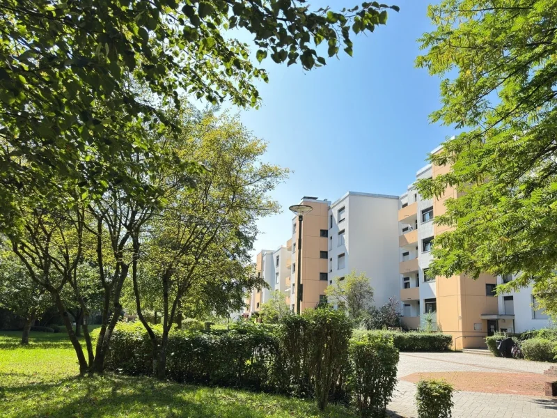 Blick in Anlage - Wohnung kaufen in Zorneding - Sehr schöne, vermietete Wohnung in grüner Lage.