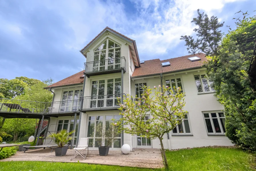 Terrassenansicht - Haus kaufen in Windach - Außergewöhnliches Domizil mit Weitsicht in die Natur