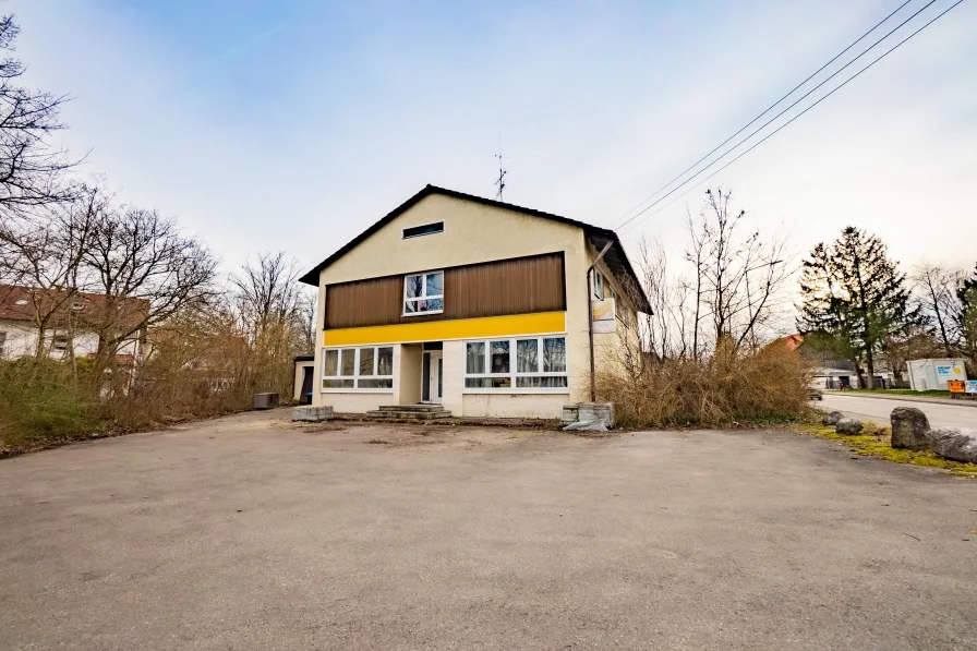 Altbestand - Vorplatz - Haus kaufen in Inning - Mehrfamilienhaus mit Gewerbeeinheit und Erweiterungspotential in Inning a. Ammersee