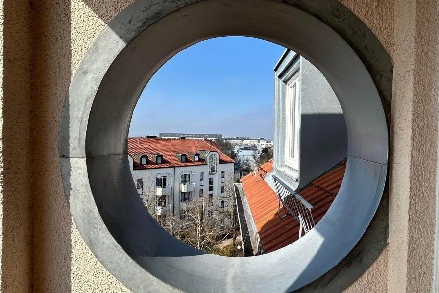 Blick aus Bullauge Balkon - Wohnung kaufen in Unterschleißheim - Ihr Start Up ins Wohnglück