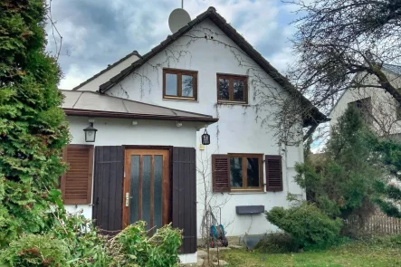 Gartenseite - Haus kaufen in Pullach - Kleine, charmante Doppelhaushälfte mit schönem Garten 