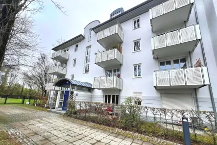 Hausansicht - Wohnung kaufen in München - **Charmante 4-Zimmer-Dachgeschosswohnung in zentraler Lage**