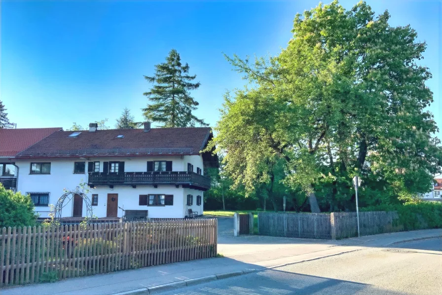 Straßenseite - Grundstück kaufen in Straßlach-Dingharting - Tolles Wohnbaugrundstück in zentraler Lage von Straßlach