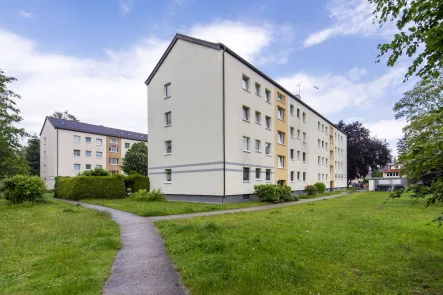 begrünte Wohnumgebung - Wohnung kaufen in Ottobrunn - Exklusive 3-Zimmer-Erdgeschosswohnung in Ottobrunn