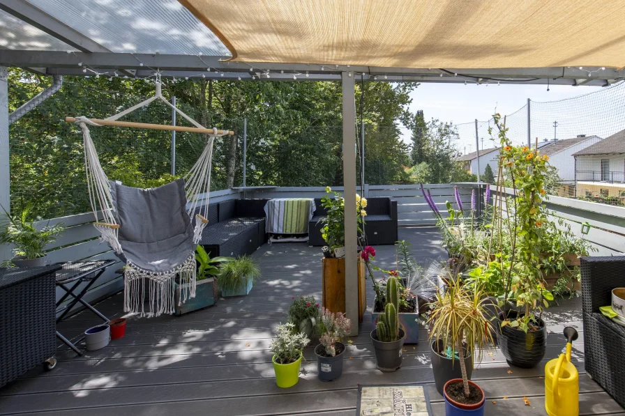 große, sonnige Dachterrasse