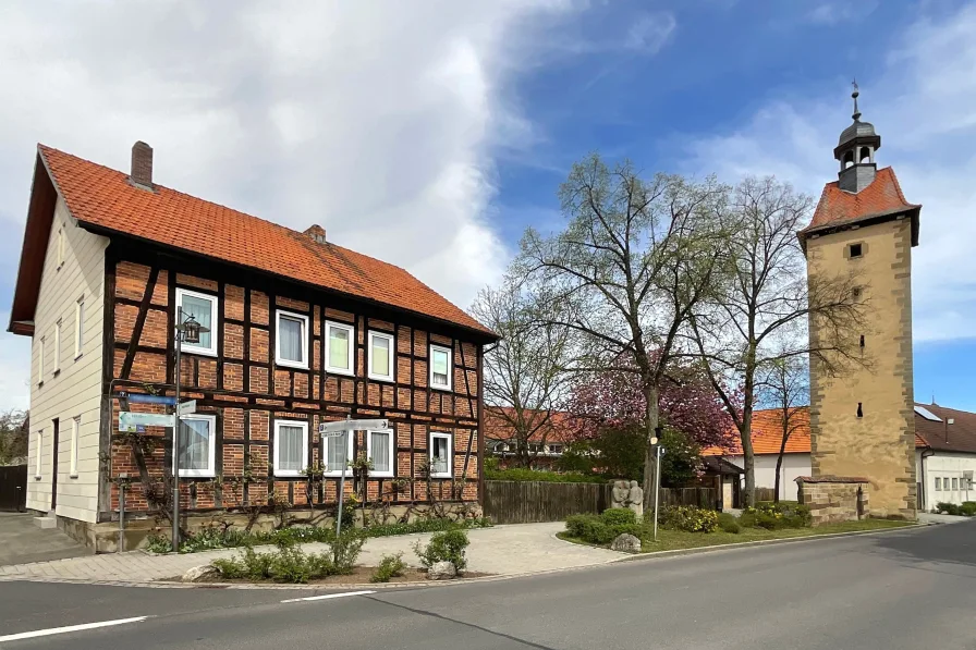 Titelbild - Haus kaufen in Bad Rodach - Zentral gelegenes Wohnhaus mit Doppelgarage in Bad Rodach