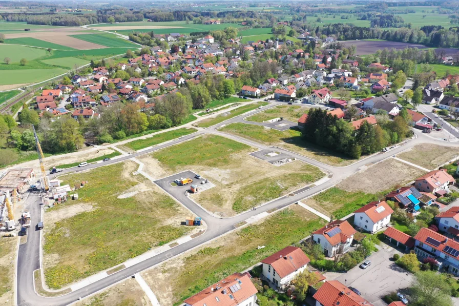 Ansicht Baugebiet - Grundstück kaufen in Ottenhofen - Kaufen und sofort bauen! Grundstück für EFH in voll erschlossenem Baugebiet mit Anbindung ÖPNV