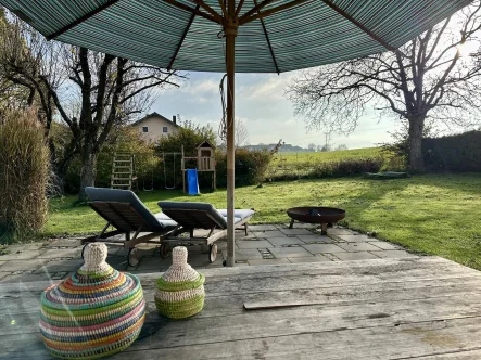 Terrasse im Herbst - Haus kaufen in Prutting - Bergblick, großes Grundstück, umfangreich modernisiert in toller Lage!! Bieterverfahren !!