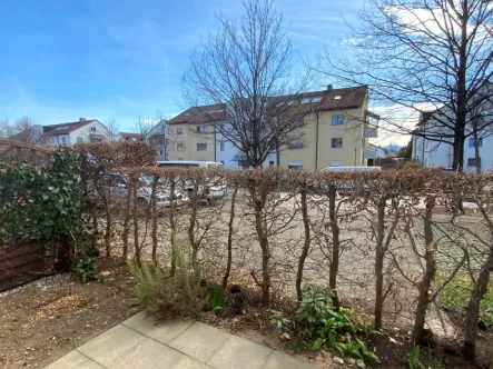 Blick von der Terrasse - Wohnung kaufen in Rosenheim - Gemütliche, gut vermietete 2-Zimmer-EG-Wohnung mit guter Rendite