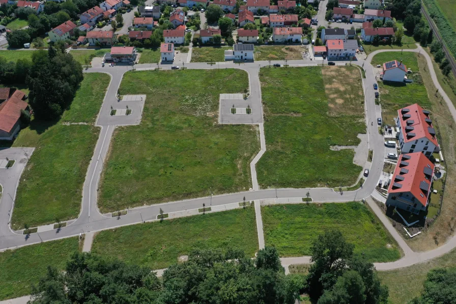 Baugebiet - Grundstück kaufen in Ottenhofen - Kleines Grundstück, hohes Baurecht. Für Doppelhaus, voll erschlossen!