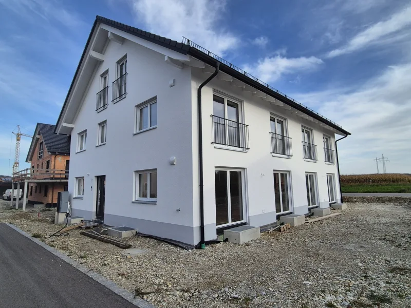 Hausansicht - Haus kaufen in Hohenlinden - Große, moderne Neubau-DHH mit sehr guter Ausstattung und viel Platz!