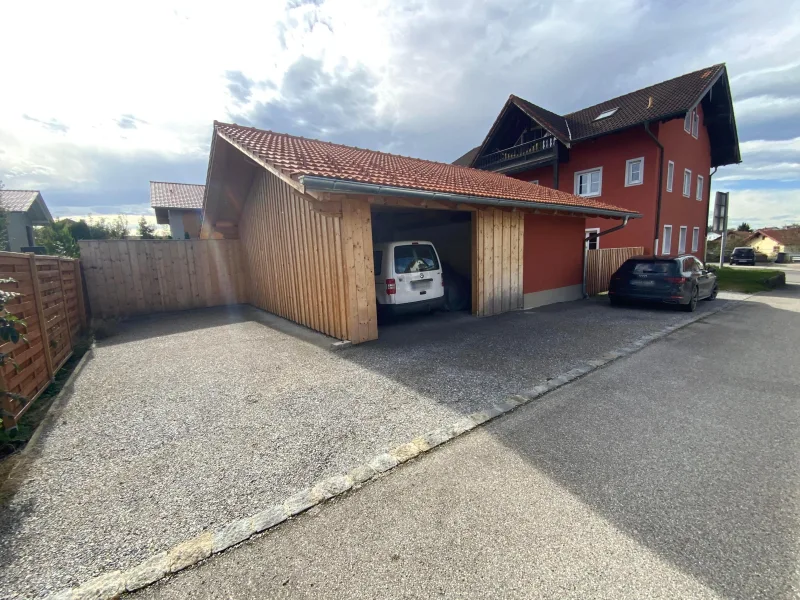 Stellplätze und Garage