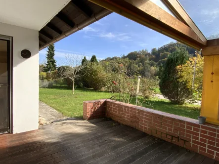 Blick von der Terrasse - Haus kaufen in Jettenbach - Bungalow, Wohnen auf einer Ebene in Ortsrandlage mit herrlichem Ausblick