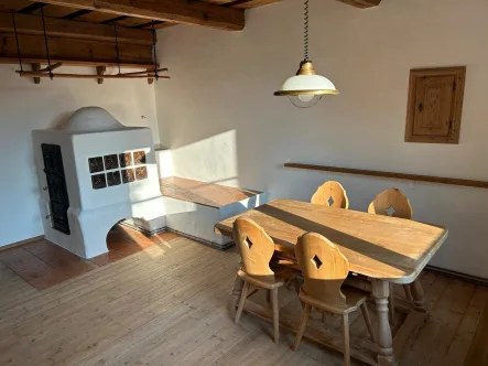 Esszimmer mit Kachelofen - Wohnung mieten in Amerang - Vollständig renoviert - tolle, große Erdgeschosswohnung in zentraler Lage