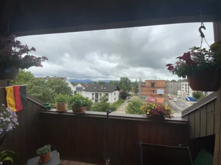 Ausblick - Wohnung kaufen in Rosenheim - Gemütliche 3-Zimmer-Dachgeschosswohnung in zentraler Lage inkl. TG