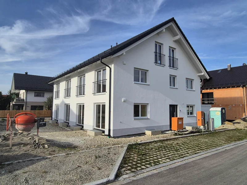 Hausansicht - Haus mieten in Hohenlinden - Möbel aussuchen und einziehen! Große, moderne Neubau-DHH mit sehr guter Ausstattung und viel Platz!