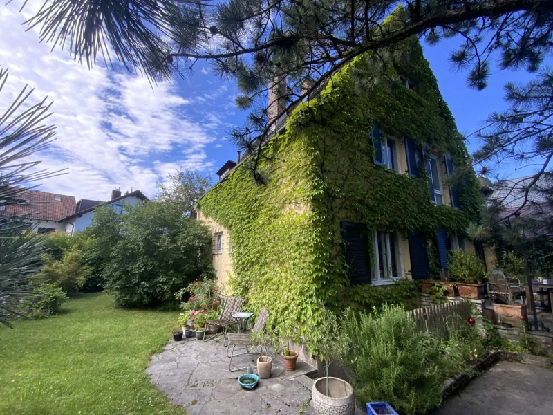 Hausansicht vom Garten - Haus kaufen in München - Älteres Häuschen in familienfreundlicher Siedlungslage