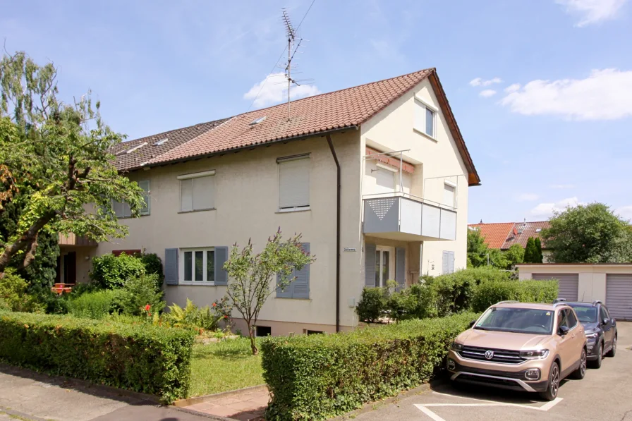 Rück- u. Seitenansicht - Wohnung kaufen in Fellbach - Halbe DHH, EG 3+1 Zi.-Whg. mit Terrasse und Garage