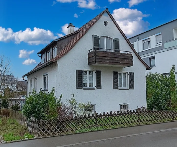 Ansicht - Haus kaufen in Schwaikheim - Freistehendes Wohnhaus mit Schwimmbad im Garten!