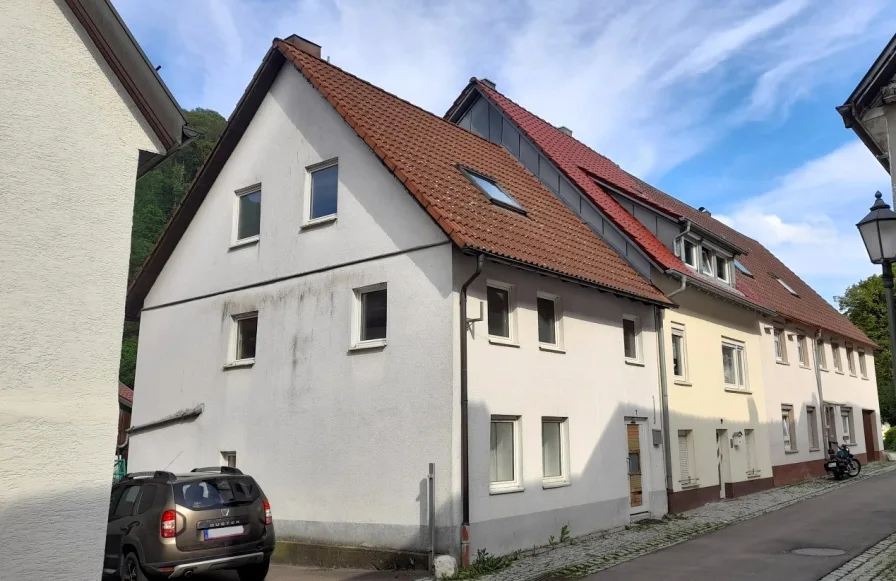 Straßenansicht - Haus kaufen in Lauterstein-Weißenstein - Einfamilienhaus mit Garten