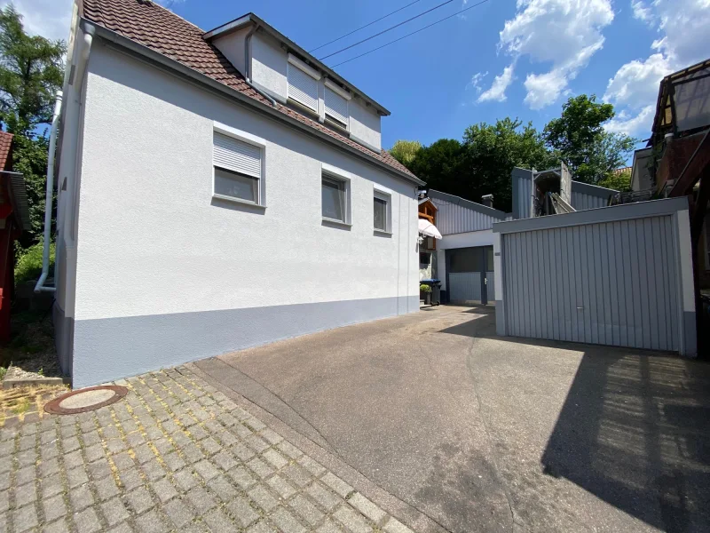 Vordere Hausansicht und Garage