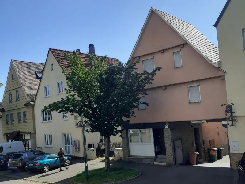  - Haus kaufen in Stuttgart-Zuffenhausen - Wohn- und Geschäftshaus mit Freifläche und Garten