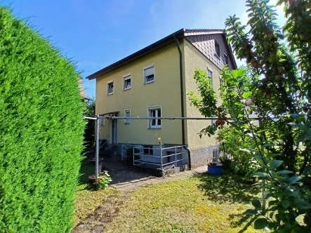 Süd-West Ansicht - Haus kaufen in Kernen-Stetten - Dreifamilienhaus mit 2 x PKW-Stellplätzen und Garten!