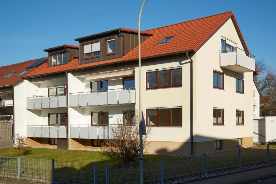 Hausrückseite - Haus kaufen in Waiblingen - Eigennutz und Kapitalanlage - Mehrfamilienhaus mit 8 Garagen in ruhiger Lage