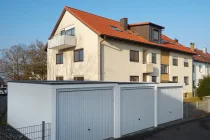 Haus Vorderseite mit Garagen