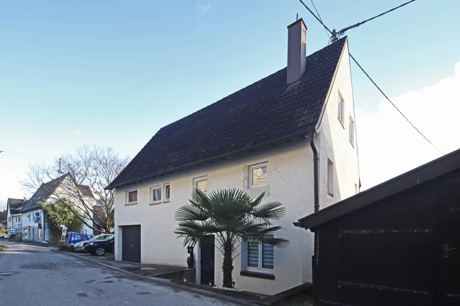 Außenaufnahme - Haus kaufen in Waiblingen - Einfamilienhaus mit Garage und Garten in Neustadt zu verkaufen