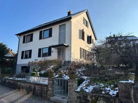 Hausansicht - Haus kaufen in Weinsberg - Charmantes Mehrfamilienhaus mit Garten und Terrasse