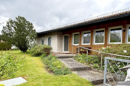 Aussen Eingang1 - Haus kaufen in Herzogenaurach / Hammerbach - Reserviert: Bungalow in Herzogenaurach /Hammerbach