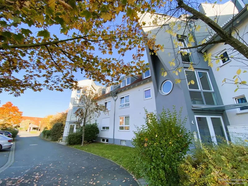 Titelbild - Wohnung kaufen in Herzogenaurach - großzügige 3,5-Zimmer-Erdgeschosswohnungmit Terrasse und Tiefgaragenstellplatz in Herzogenaurach!