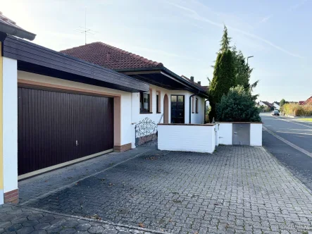 Vorderseite - Haus kaufen in Großenseebach - Gepflegter Bungalow in schöner Lage