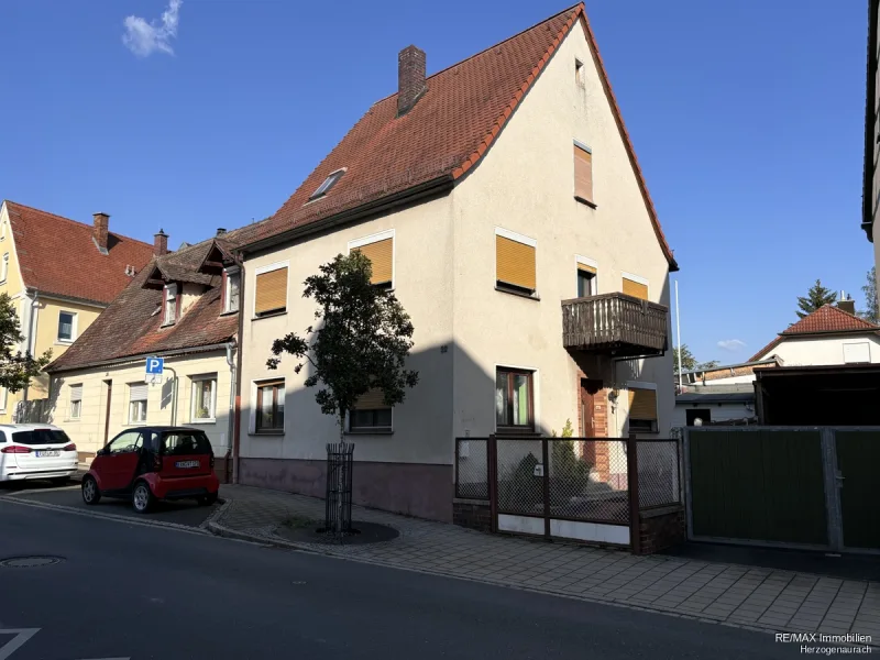 Ansicht - Haus kaufen in Herzogenaurach - Ältere Doppelhaushälfte mit Potential